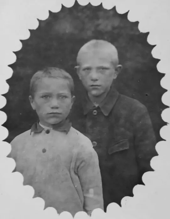 Сыновья Георгий и Геннадий, п.Шордын 1939 г.